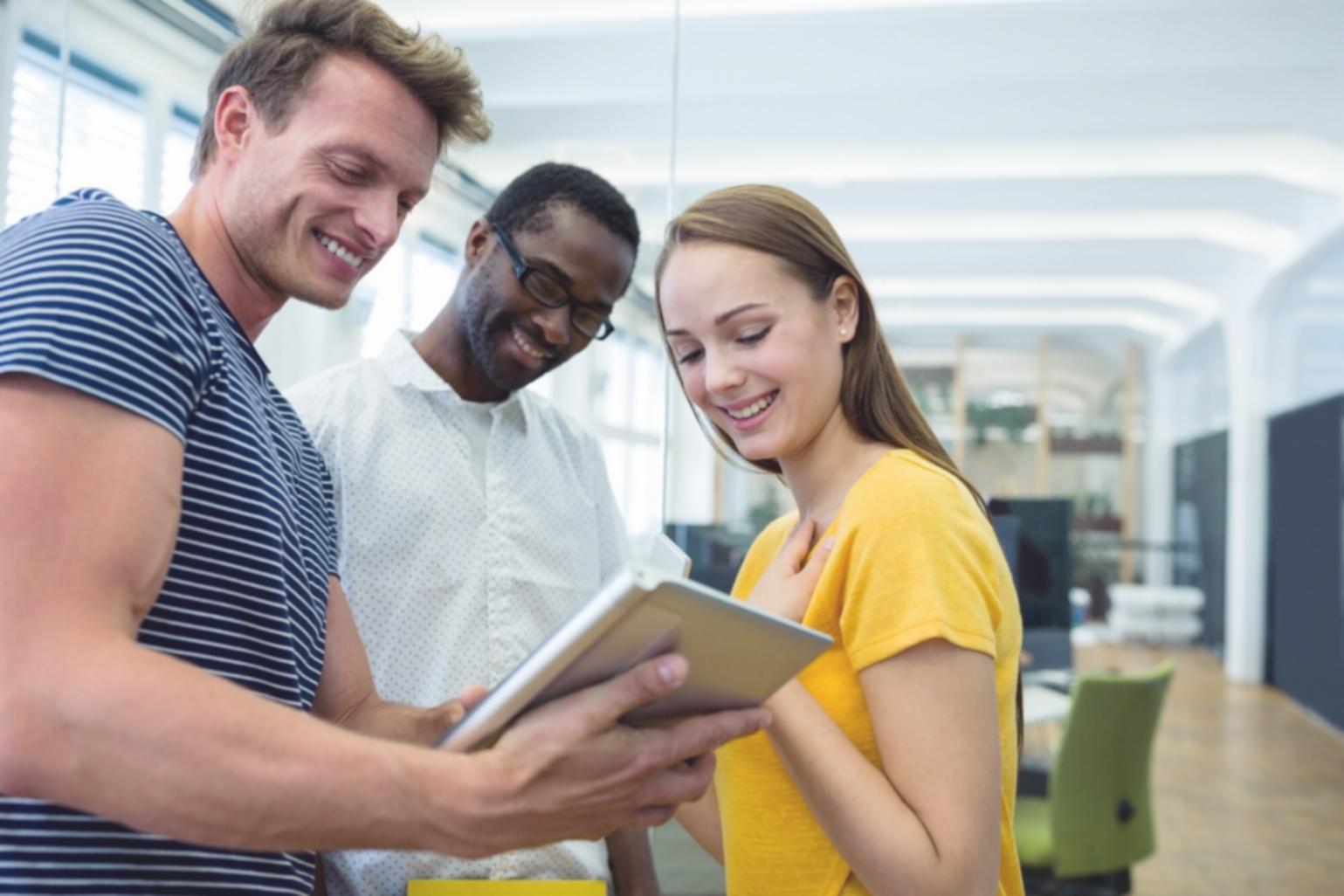 Equipo de profesionales financieros trabajando en estrategias personalizadas